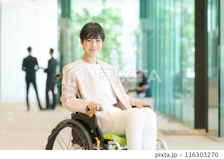 車椅子に乗っているスーツの女性 116303270