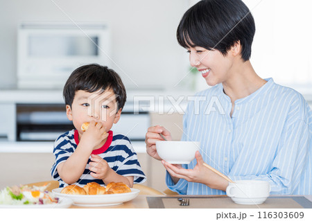 朝食を一緒に食べる親子 116303609