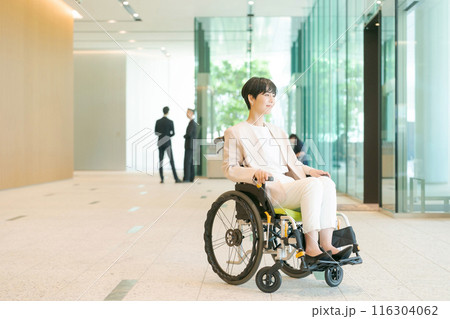 オフィスで働く車椅子の女性 116304062