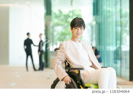 オフィスで働く車椅子の女性 116304064