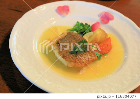 鯛のグリル、魚のムニエルバターソース、お洒落で美味しいフレンチのコース料理、メインの魚料理フルコース 鯛のグリル、魚のムニエルバターソース、お洒落で美味しいフレンチのコース料理、メインの魚料理フルコース 116304077
