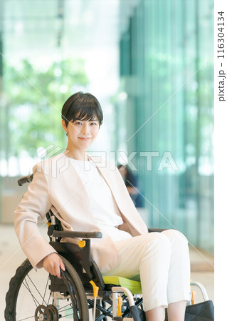 オフィスで働く車椅子の女性 オフィスで働く車椅子の女性 116304134