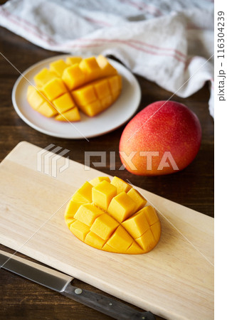 沖縄県産マンゴー 沖縄県産マンゴー 116304239