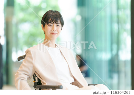 オフィスで働く車椅子の女性 116304265