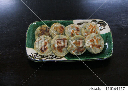 丁度良い焼き目で美味しそうな焼きニラ饅頭 丁度良い焼き目で美味しそうな焼きニラ饅頭 116304357