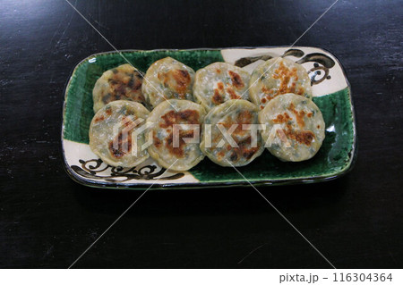 丁度良い焼き目で美味しそうな焼きニラ饅頭 116304364