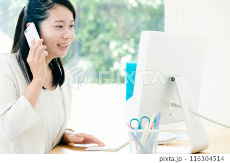 仕事する若い女性 116304514