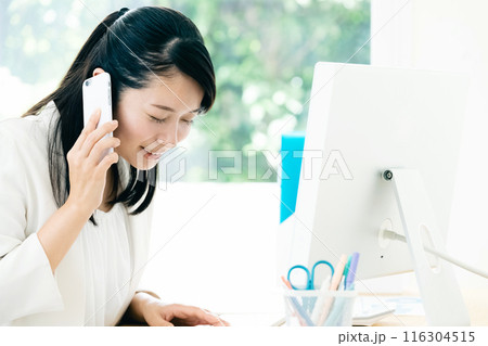 仕事する若い女性 116304515
