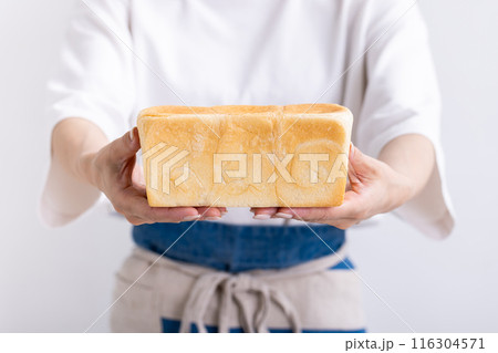 食パンを持った女性の手元　woman holding bread 116304571