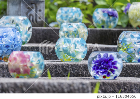 壷阪寺あじさいモニュメント　紫陽花ガラスボール 116304656