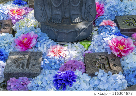 壷阪寺　花手水と菩薩像 116304678