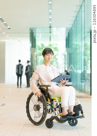 オフィスで働く車椅子の女性 116304895