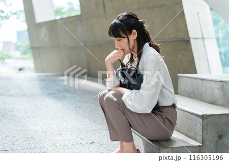 トラブル・ストレスで悩むビジネスウーマン（落ち込む・過労・ミス・後悔・心配） 116305196