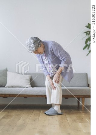膝をおさえる80代の女性 116305222