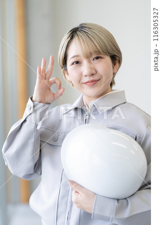 作業服を着てヘルメットを持つ金髪ショートヘアの若い女性（OK、髪色自由、自分らしく働く、職場環境） 116305327