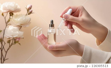 スポイトボトルを持つ手　美容　スキンケア　エッセンシャルオイル 116305513
