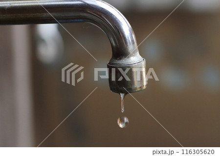 水道の蛇口から滴る水・断水又は節水のイメージ 116305620