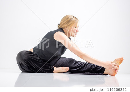 ストレッチする外国人女性　Foreign woman stretching 116306232