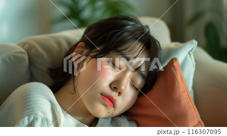 昼寝をしている若い女性 116307095