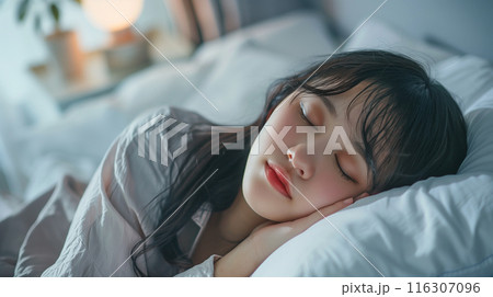 ベッドで寝ている若い女性 116307096