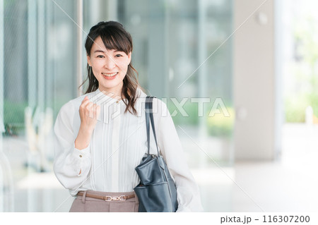 ガッツポーズする笑顔のビジネスウーマン（チャレンジ・前向き・挑戦・応援・転職・ビジョン） 116307200
