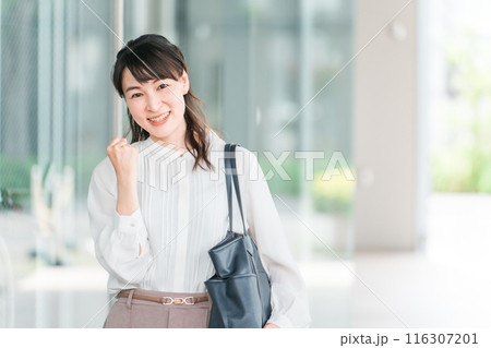 ガッツポーズする笑顔のビジネスウーマン（チャレンジ・前向き・挑戦・応援・転職・ビジョン） 116307201