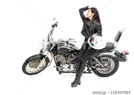 ヘルメットを持ってバイクに座って髪の毛を掻き上げるバイク女子 116307865