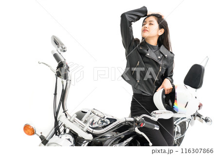 ヘルメットを持ってバイクに座って髪の毛を掻き上げるバイク女子 116307866