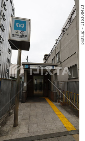 東京メトロ有楽町線の地下鉄成増駅エレベーター専用口 116308423