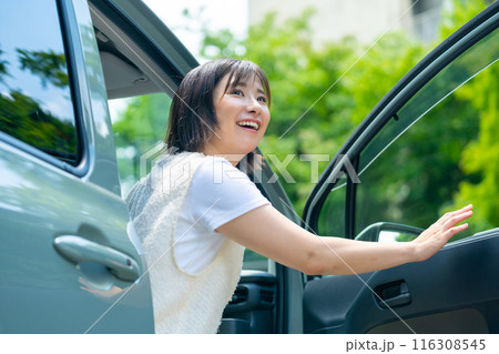 ドライブ旅行中の女性　旅行中の女性　休日を満喫する女性 116308545