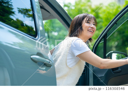 ドライブ旅行中の女性　旅行中の女性　休日を満喫する女性 116308546