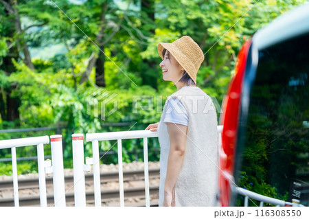 ドライブ旅行中の女性　旅行中の女性　休日を満喫する女性 116308550