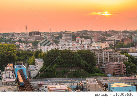 日本の横浜都市景観 あざみ野駅方面や市営地下鉄、夕日などを望む(ルームズ大正堂あざみ野店) 日本の横浜都市景観 あざみ野駅方面や市営地下鉄、夕日などを望む(ルームズ大正堂あざみ野店) 116309636