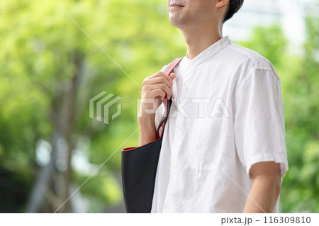 外を歩く男性 外を歩く男性 116309810