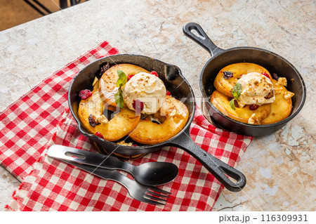 焼きりんご　Apple baked in the Dutch oven  116309931