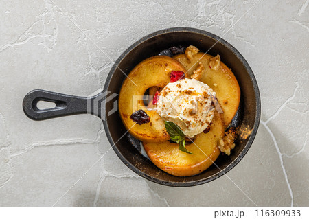 焼きりんご Apple baked in the Dutch oven 焼きりんご Apple baked in the Dutch oven 116309933