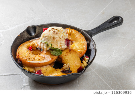 焼きりんご Apple baked in the Dutch oven 焼きりんご Apple baked in the Dutch oven 116309936