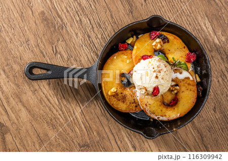 焼きりんご　Apple baked in the Dutch oven  116309942