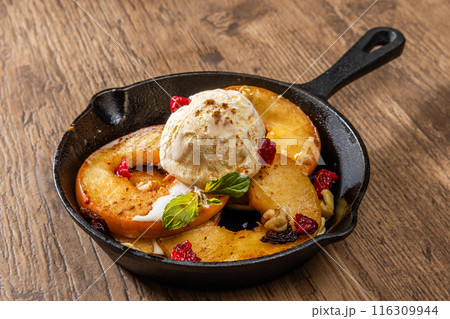 焼きりんご Apple baked in the Dutch oven 焼きりんご Apple baked in the Dutch oven 116309944