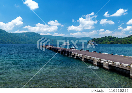 【青森県十和田湖】人気の観光地十和田湖畔休屋の風景 【青森県十和田湖】人気の観光地十和田湖畔休屋の風景 116310235