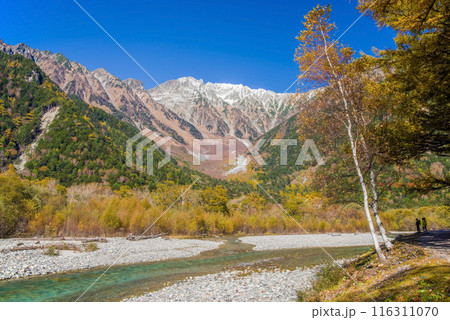 上高地の絶景【2023秋】小梨平キャンプ場より望む穂高連峰の大パノラマ 116311070