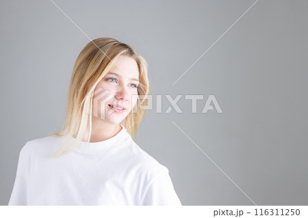 笑顔の白人女性　smiling white woman 116311250