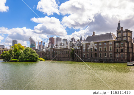 The Hofvijver, Court Pond, and the Binnenhof located in the city centre of the Hague, Netherlands 116311419