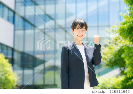 オフィスビルの前でスーツを着て立つ女性 オフィスビルの前でスーツを着て立つ女性 116311646