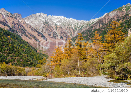 上高地の絶景【2023秋】河童橋周辺から望む穂高連峰の大パノラマ 116311960