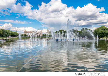 Fountain in the Gorky Park in hot summer day. 116312198