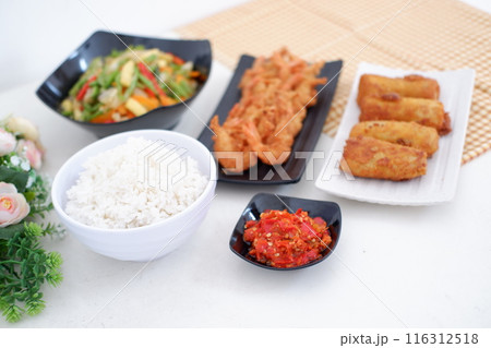 Indonesian food. lunch menu, rice with shrimp and side dishes 116312518