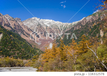 上高地の絶景【2023秋】河童橋から望む穂高連峰の大パノラマ 116312578