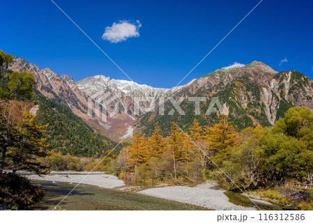 上高地の絶景【2023秋】河童橋から望む穂高連峰の大パノラマ 116312586