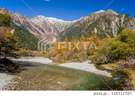 上高地の絶景【2023秋】河童橋から望む穂高連峰の大パノラマ 116312587